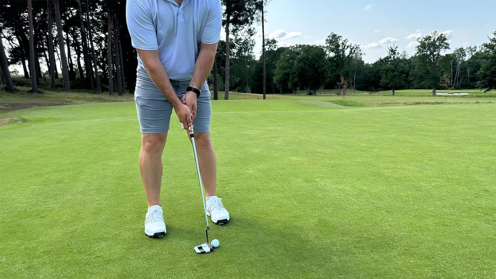 Sam De'Ath testing the Odyssey Ai-One Giraffe Beam Jailbird Mini putter